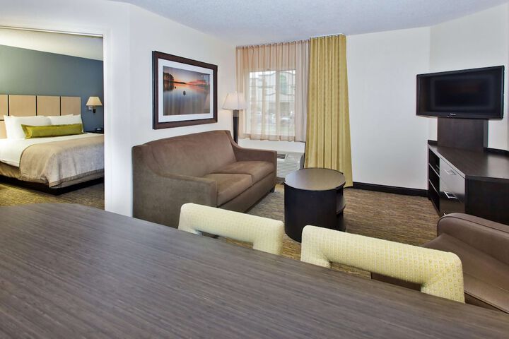 Studio Suite Queen Bed (6 of 6)