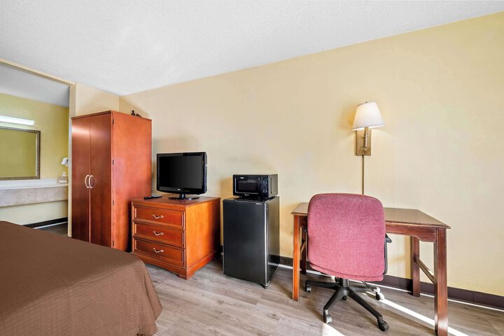 1 King Bed (6 of 13)