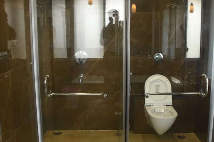 Room 10 of 12