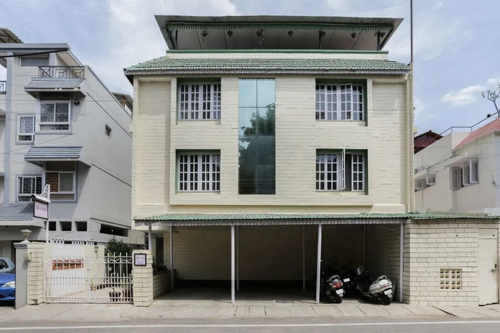 Fabhotel White Lotus