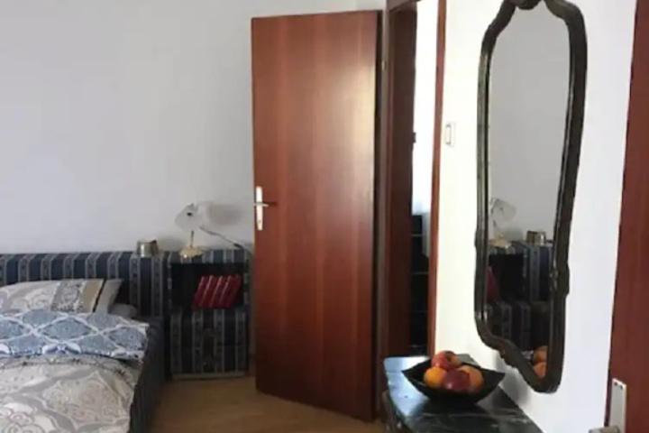 Room 6 of 11