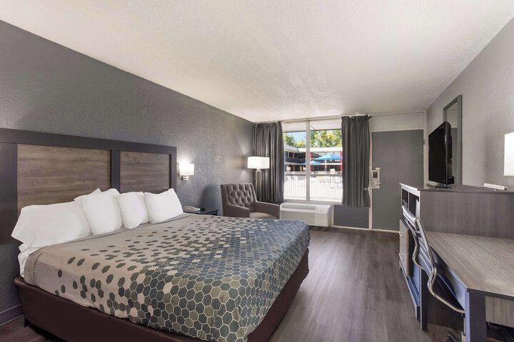1 King Bed (3 of 11)