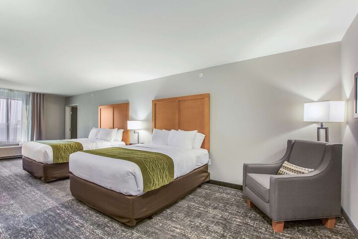 2 Queen Beds (12 of 15)