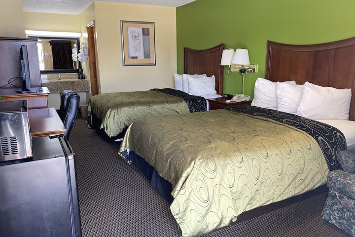 2 Queen Beds (8 of 10)