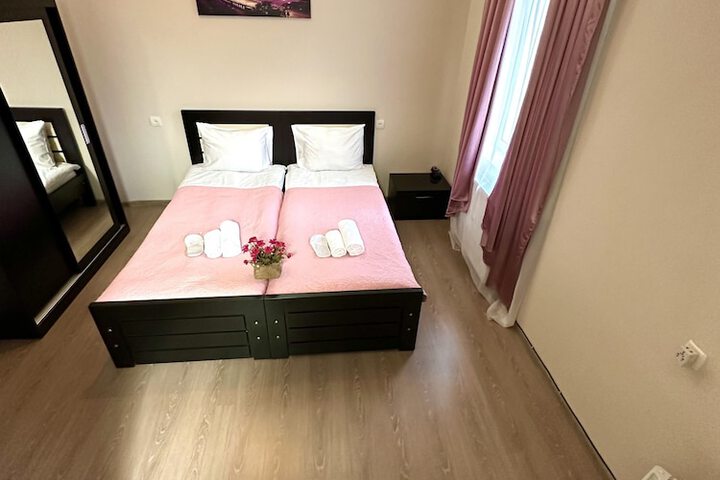 Room 9 of 94