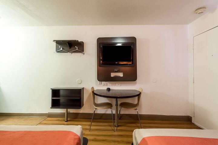 2 Double Beds (9 of 10)
