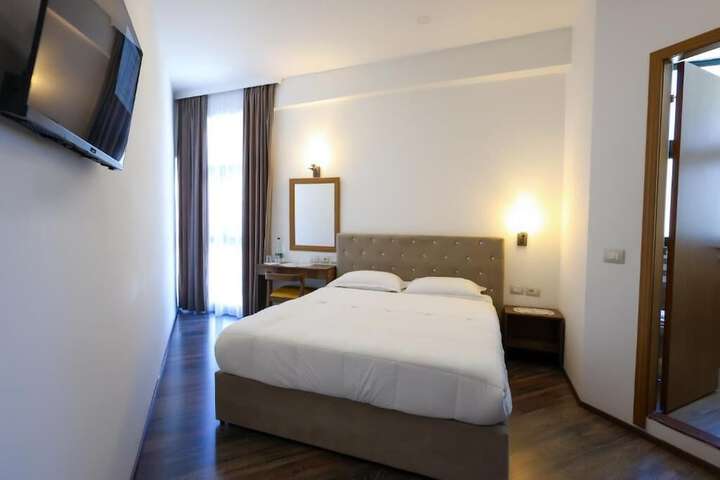 Room 13 of 114