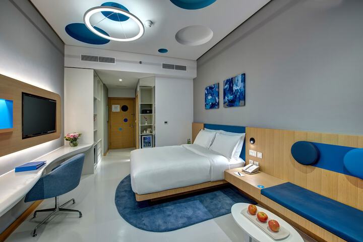 Room 6 of 16