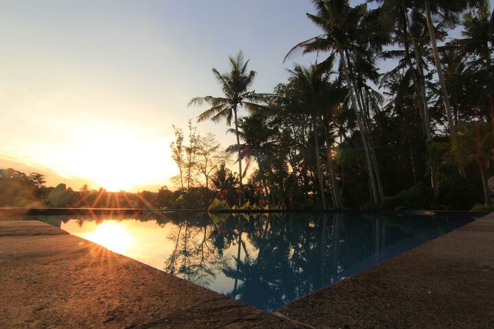 Hotel with Pool
