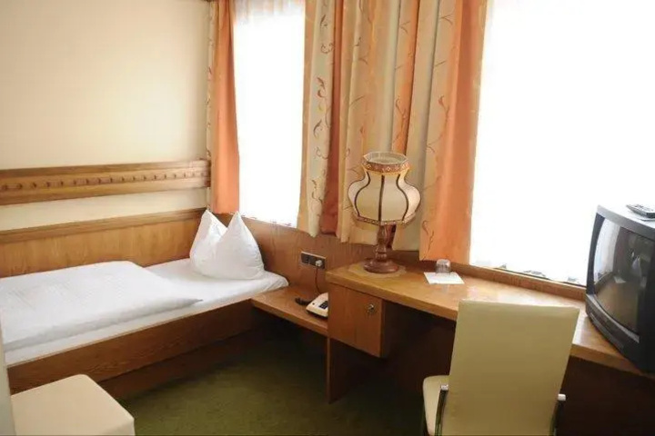 Room 6 of 9