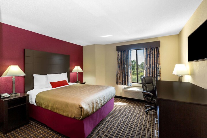 1 Queen Bed (7 of 10)