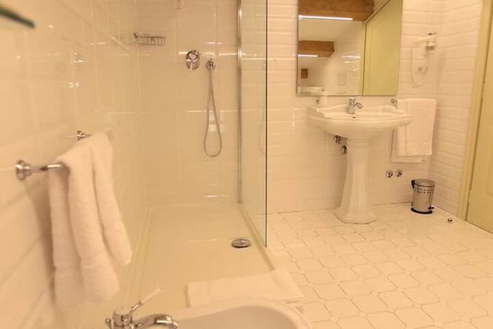 Room 40 of 151