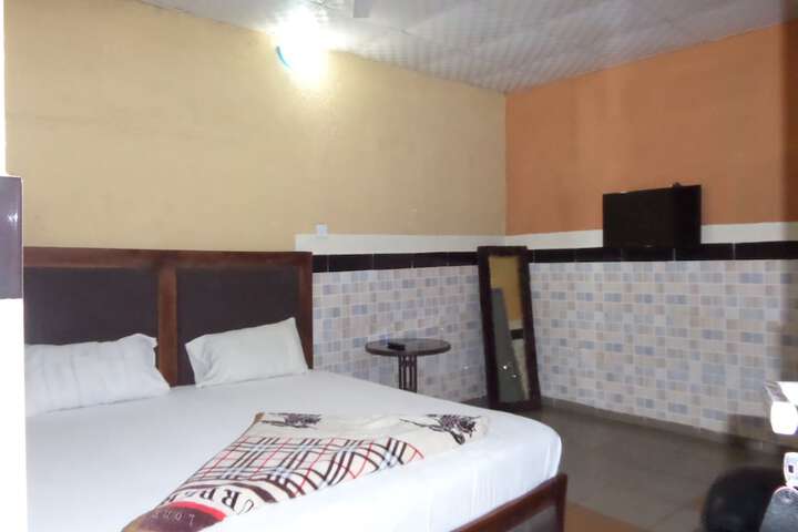 Room 8 of 12