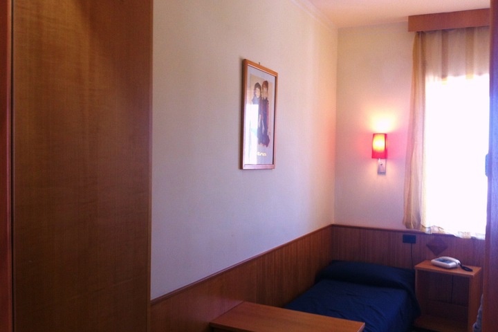 Room 11 of 40