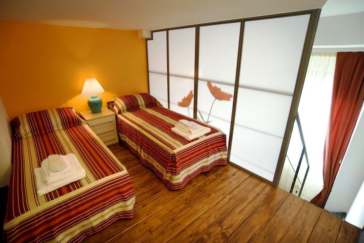 Room 2 of 32