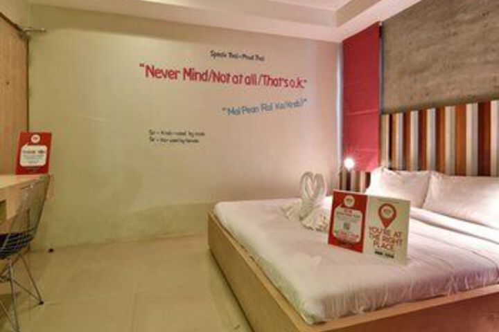 Nida Rooms Navy Blue Makhamtia