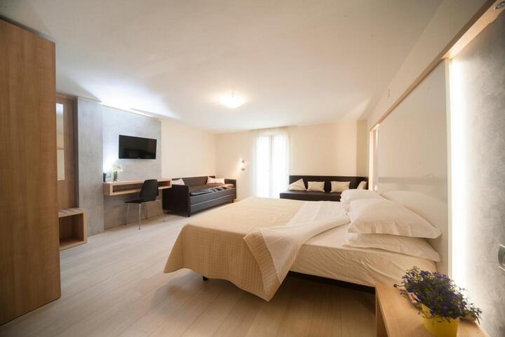 Room 13 of 36