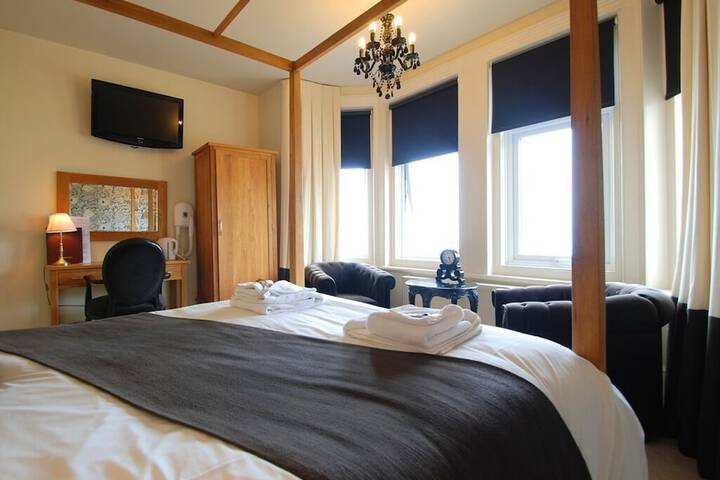 Room 7 of 28