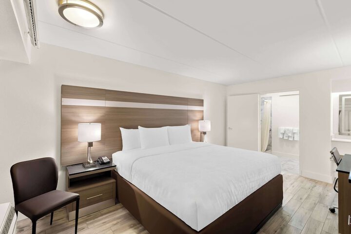 1 King Bed (9 of 12)