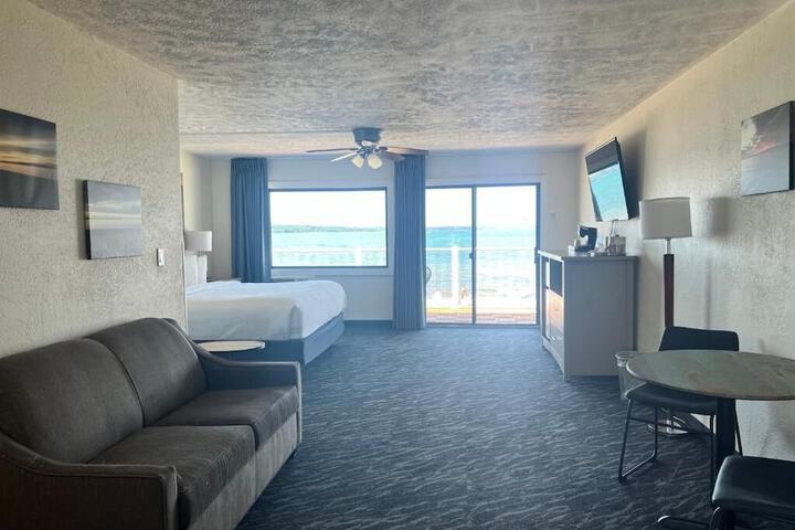 1 King Bed Beach View Balcony (29 of 34)