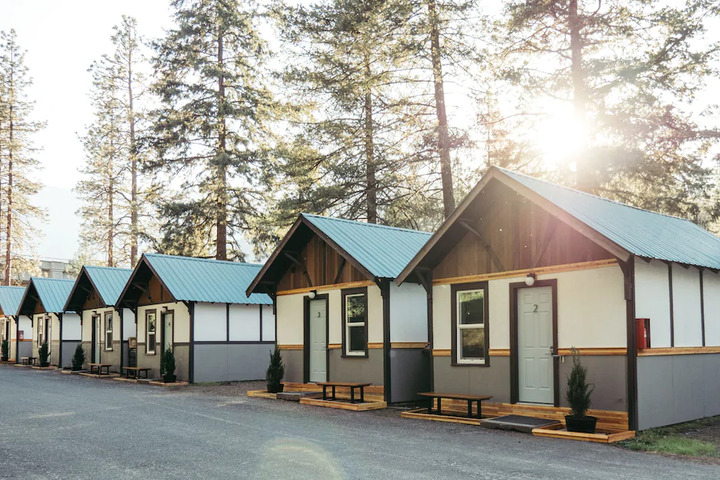 Exterior of LOGE Camps Leavenworth Riverside