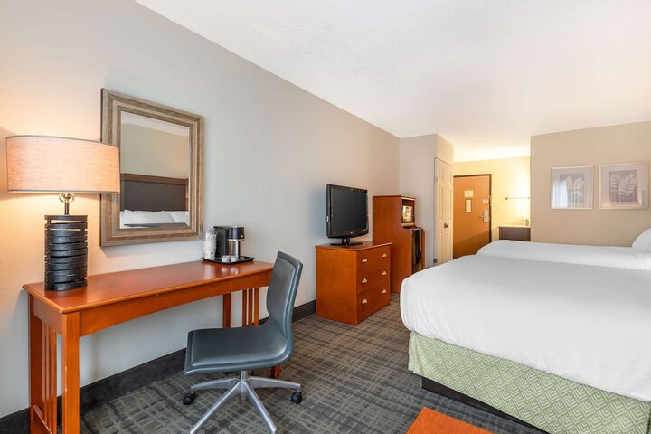 2 Queen Beds Refridgerator High Speed Internet Coffee Maker, Hair Full Breakfast (6 of 9)