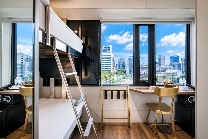 Room 32 of 69