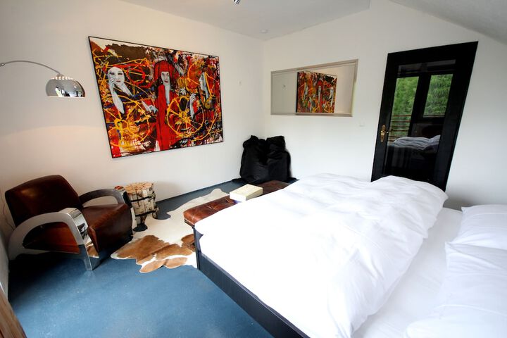 Room 6 of 7