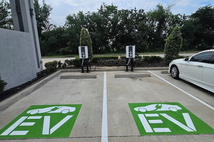 Electric vehicle charging station