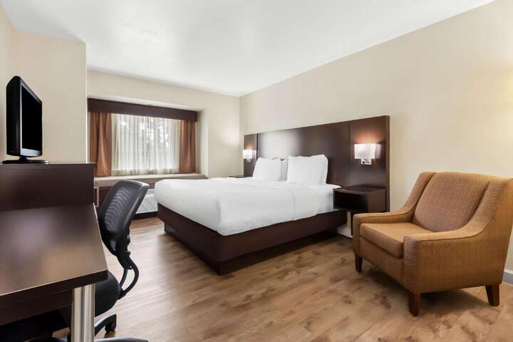 1 King Bed Microwave and Refrigerator WiFi Full Breakfast (1 of 9)