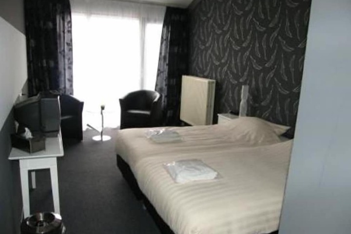 Room 2 of 49