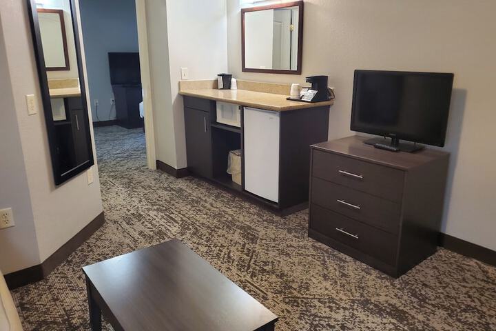 2 Queen Beds Microwave and Refrigerator Work Desk WiFi Full Breakfast (25 of 25)