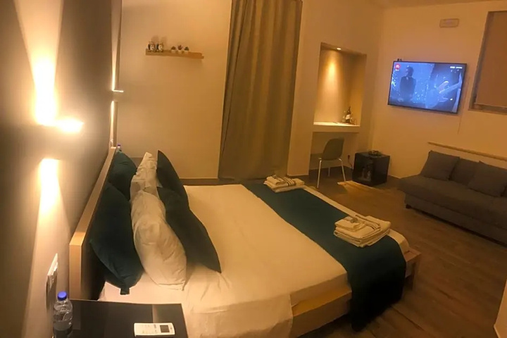 Room 2 of 16