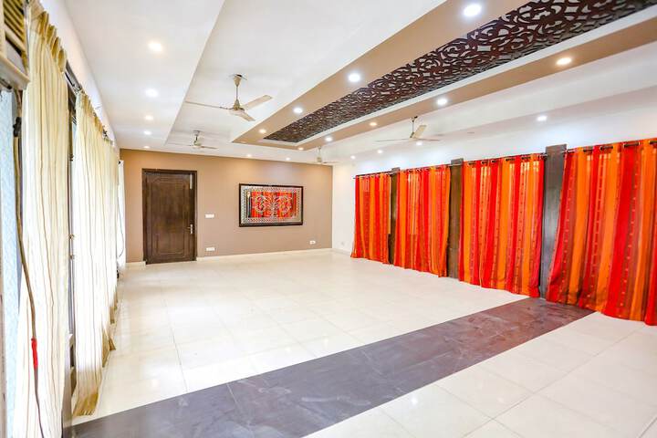 Ballroom/Hall 31 of 35