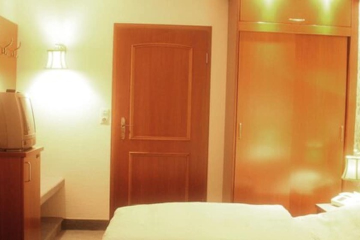 Room 3 of 47