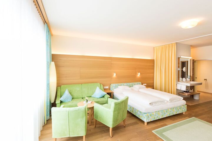 Room 8 of 90