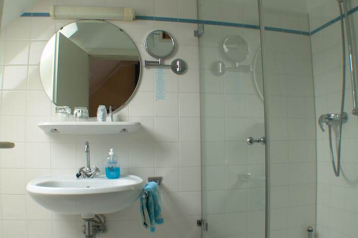 Room 8 of 28
