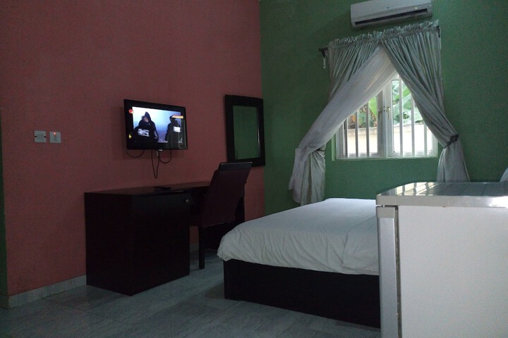 Room 2 of 27