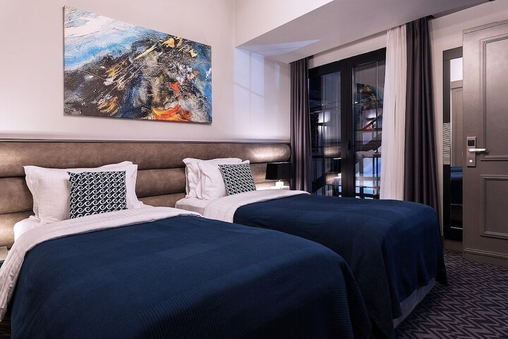Room 25 of 62