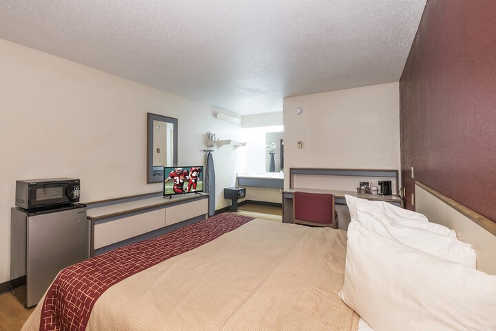 Deluxe King Bed (7 of 7)