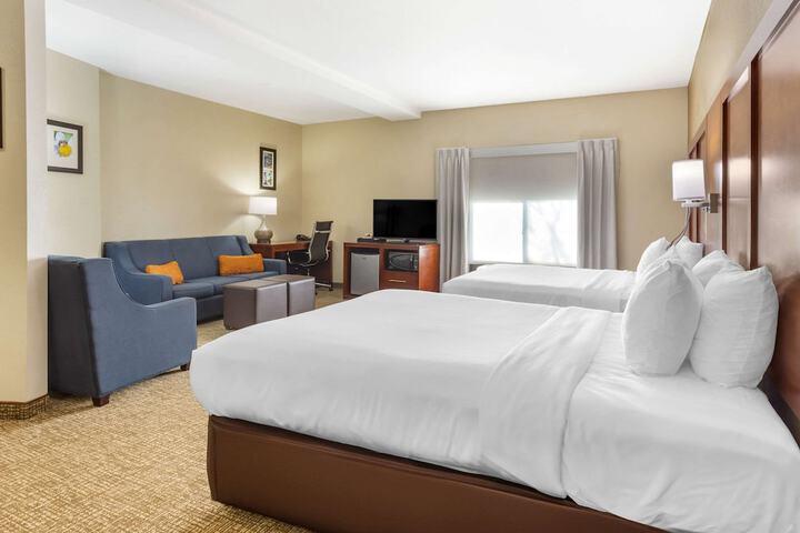 Suite Multiple Beds (2 of 15)