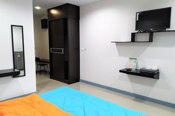 Room 6 of 8