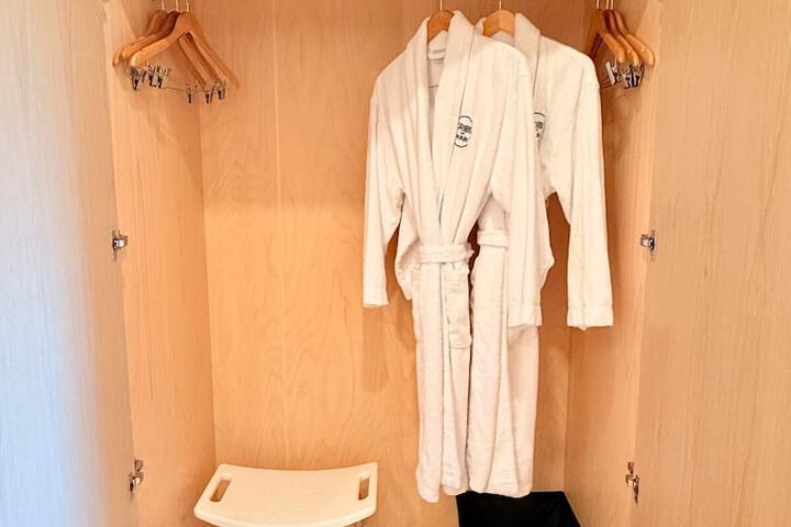 Room 107 of 206