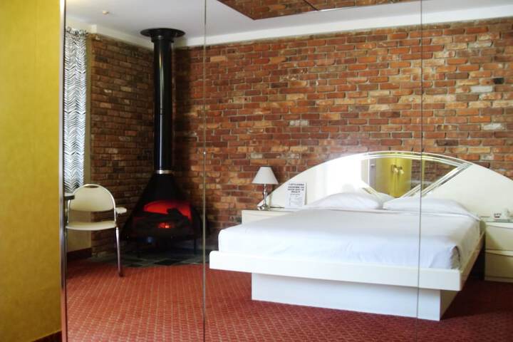 Room 7 of 12