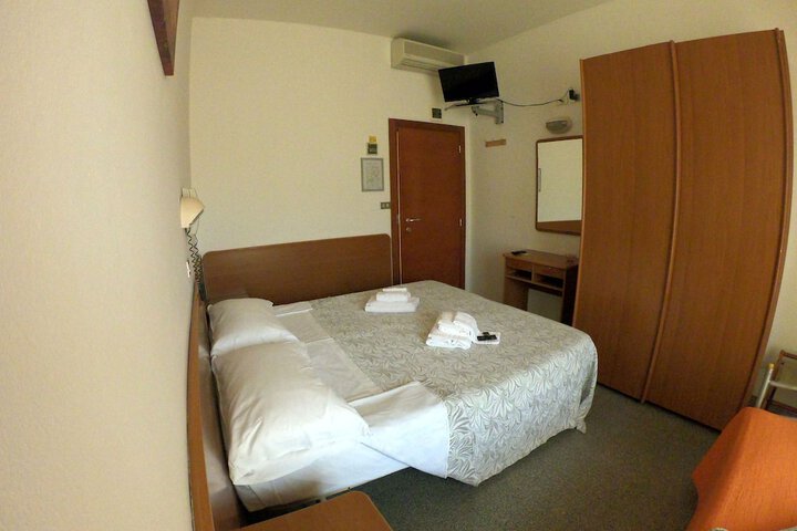Room 6 of 34