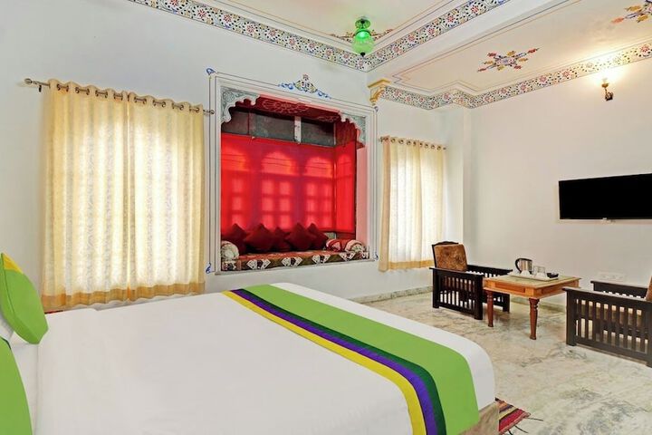 Room 3 of 8