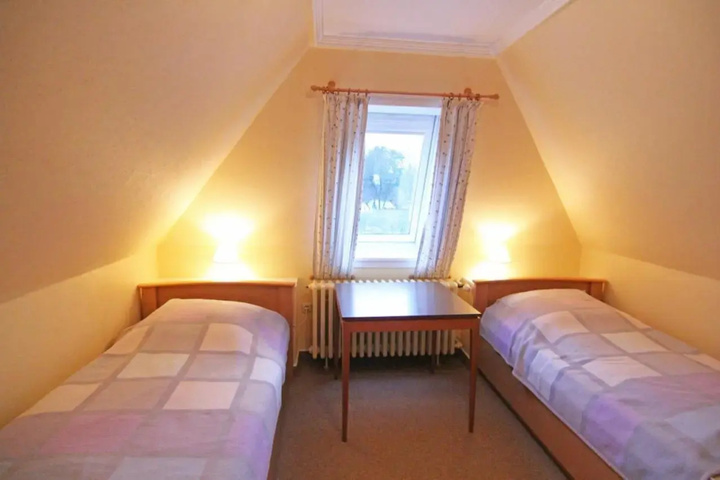 Room 5 of 10