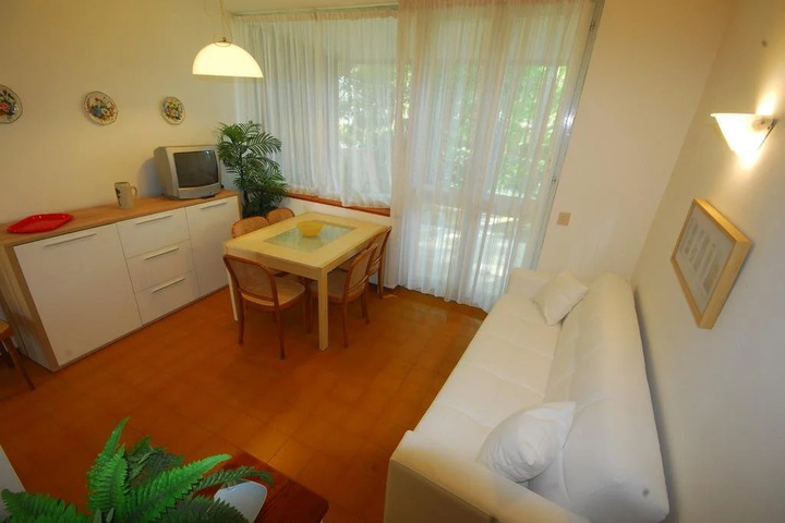 Room 4 of 12