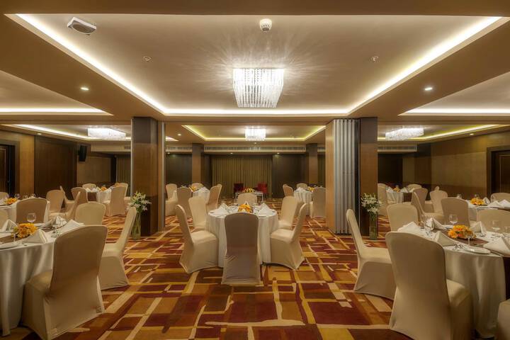 Ballroom/Hall 27 of 40
