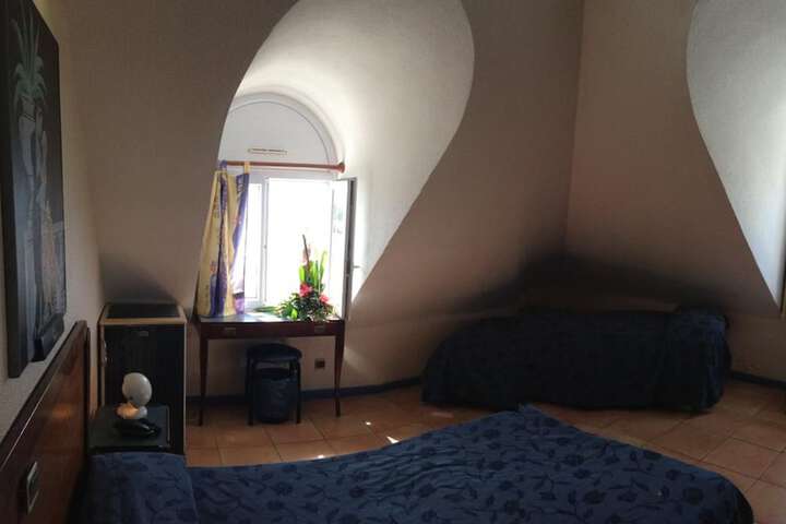 Room 10 of 93